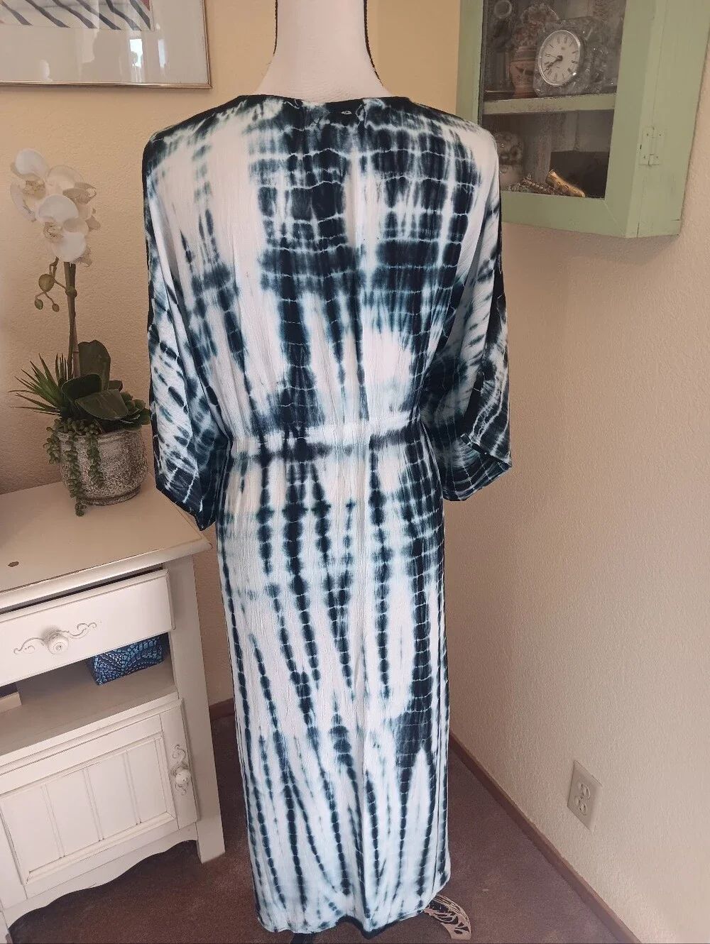 La Leela Tie-Dye Maxi Caftan Dress in Navy & White. Boho. - Picture 5 of 9